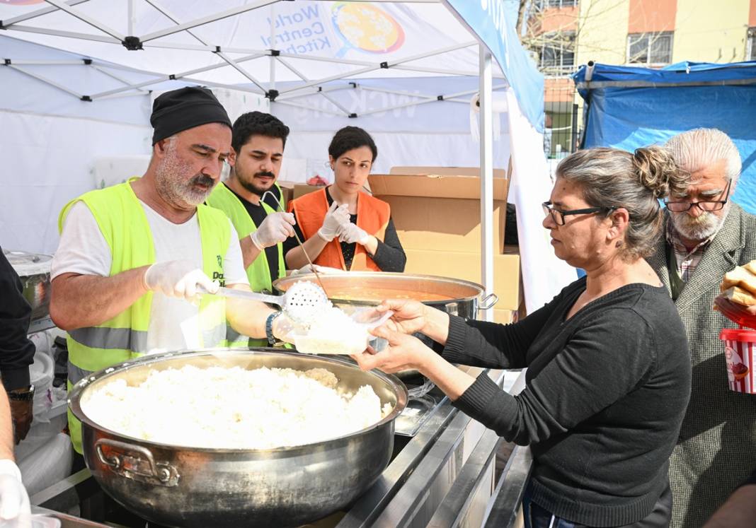 İhtiyaç olduğu sürece burada kalacağım! 'Erdal Bakkal' Cengiz Bozkurt'un 20 gündür deprem bölgesinde olduğu ortaya çıktı! 10